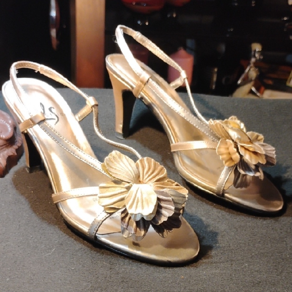 Life Stride Gold Floral Heels